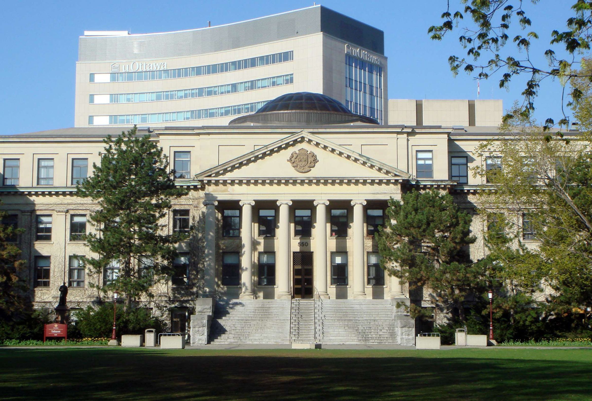 Photo of Tabaret Hall with the Desmarais Building in the background, on the University of Ottawa campus